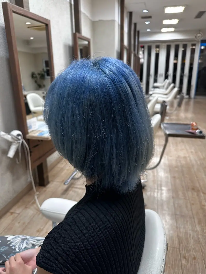 ショート カラー ブリーチ ブルーカラー ヘアカラー 阿部 美咲のヘアスタイル