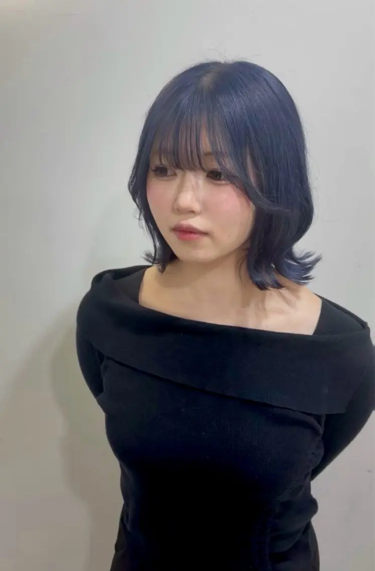 カラー ブリーチ ブルーカラー 透明感カラー ネイビーカラー 石川 花奈のヘアスタイル