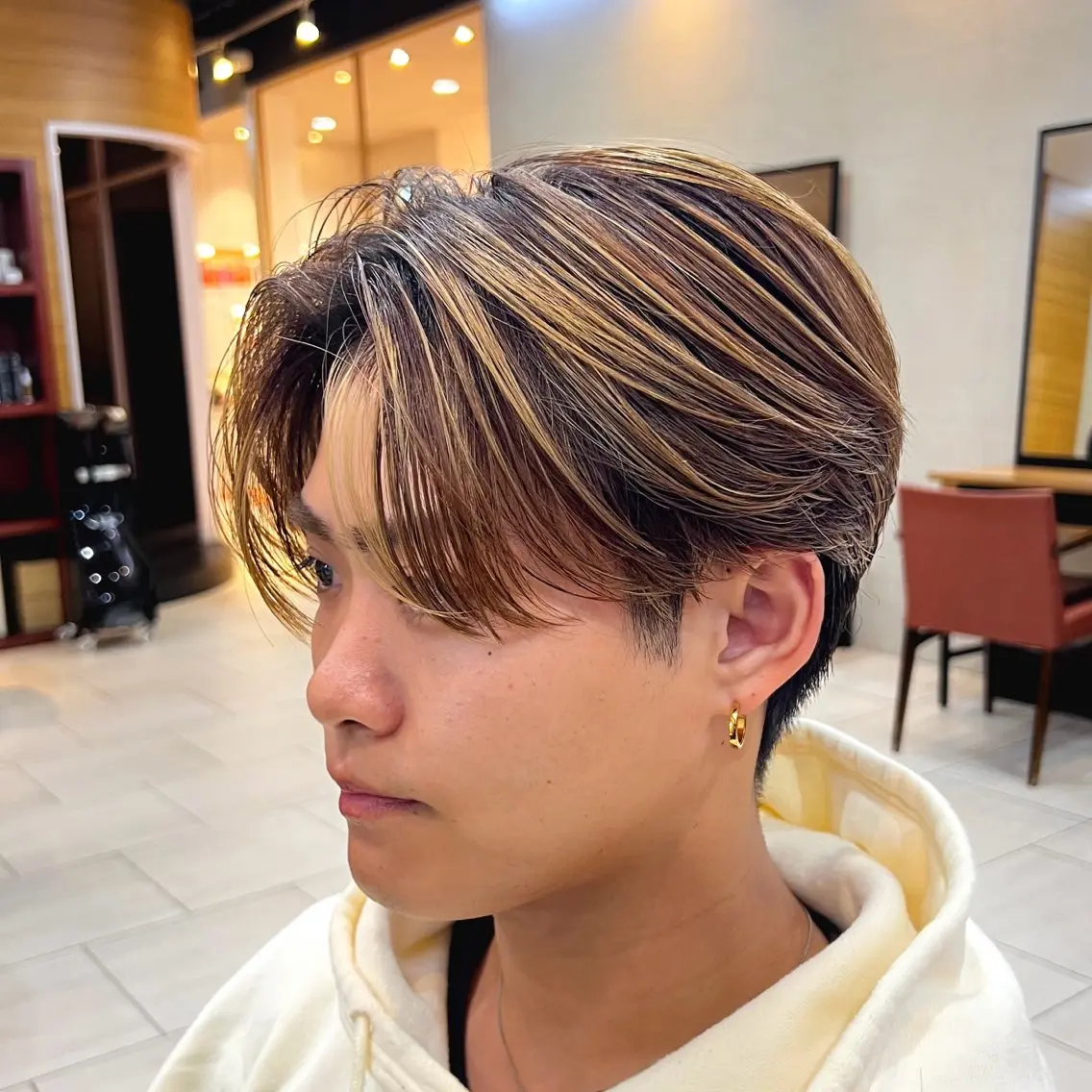 ショート カラー メンズ メンズブリーチ センターパート メンズハイライト ブリーチ ハイライトカラー カット ヘアカラー メンズカット曲がる 縮毛矯正佐々木タクマのヘアスタイル