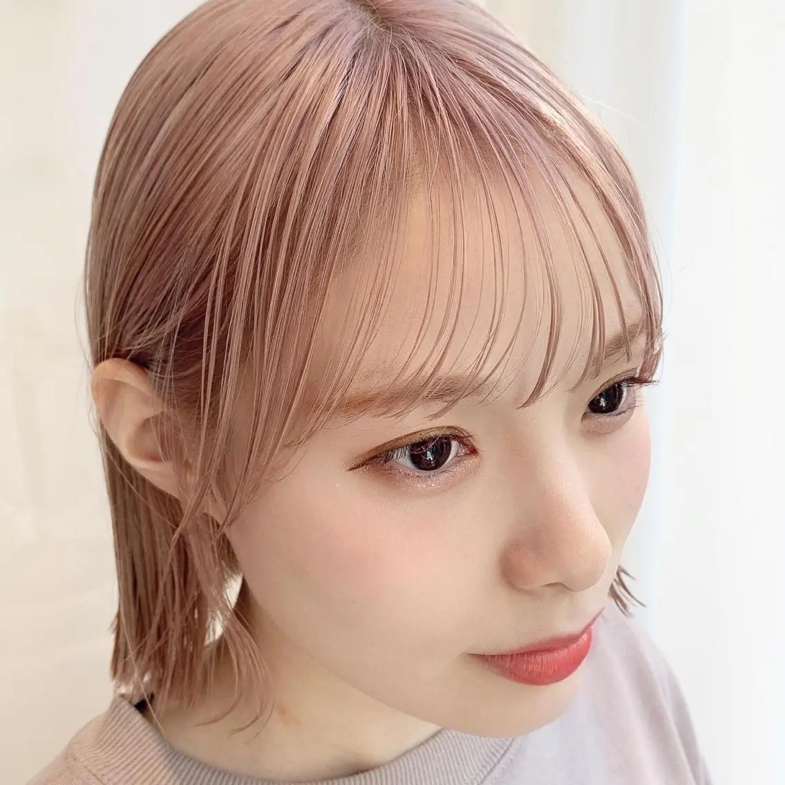 ミディアム カラー ベージュカラー 透明感カラー グレージュ ボブ カット レイヤー専門家 ダブルカラー修のヘアスタイル