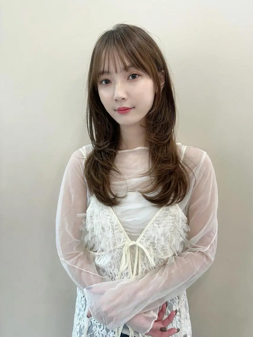 セミロング レイヤーカット 鎌倉 彩のヘアスタイル