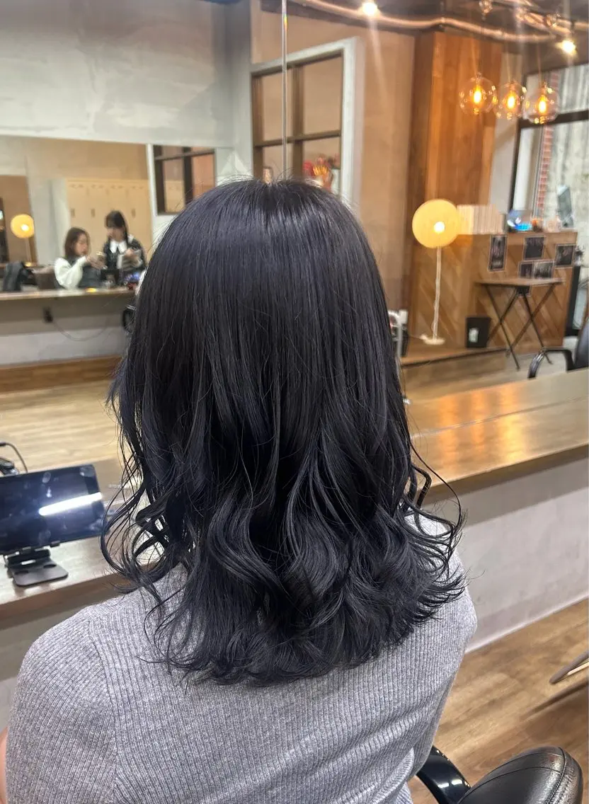 セミロング 神田 姫奈｜郡山 ｜透明感カラー🖤のヘアスタイル