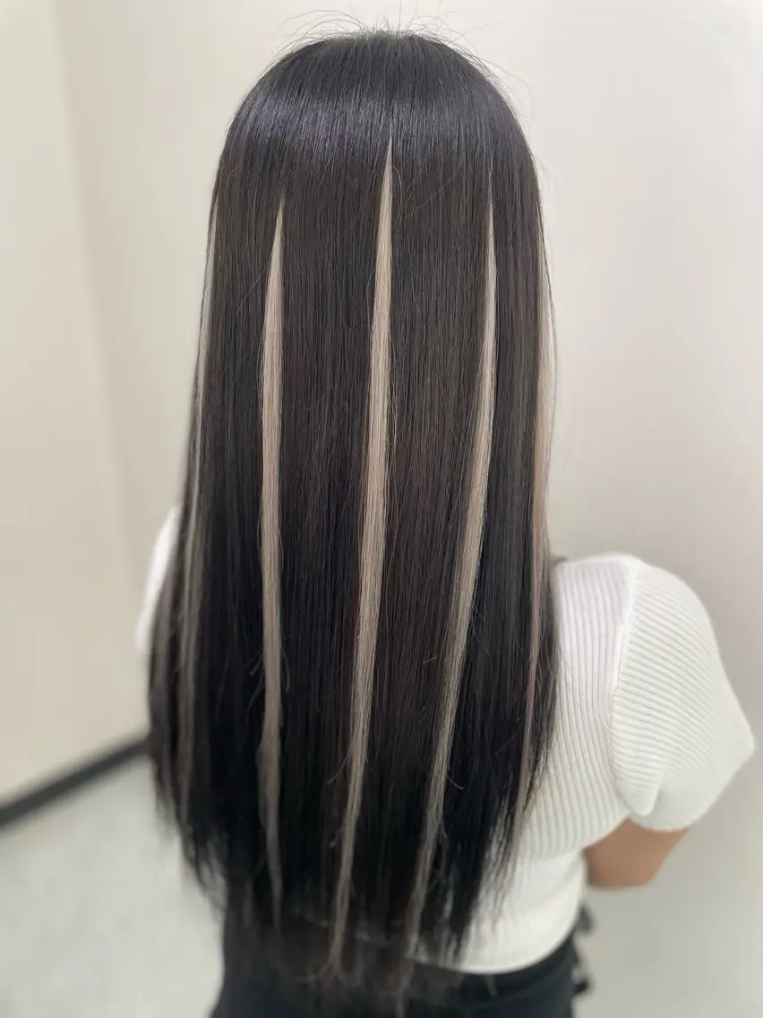 ロング ハイライト 吉田 麻倫のヘアスタイル