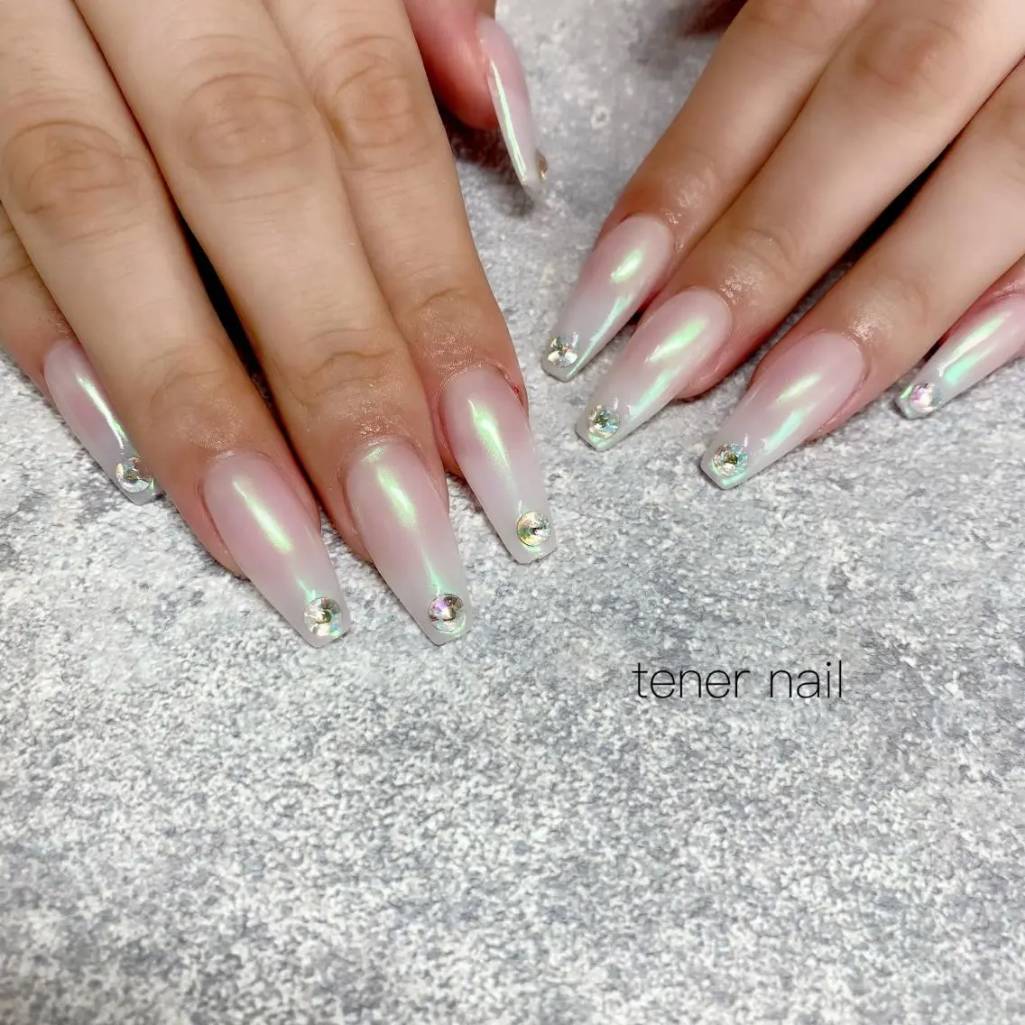 ネイル オーロラネイル グリーン ピンク ストーンネイル テネルネイル tener nailのネイルデザイン