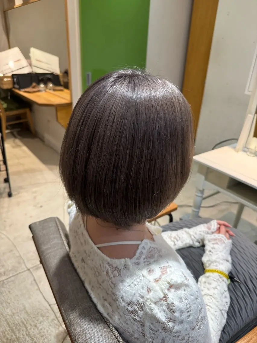 ショート カラー グレージュ 透明感カラー 大浦偉央のヘアスタイル