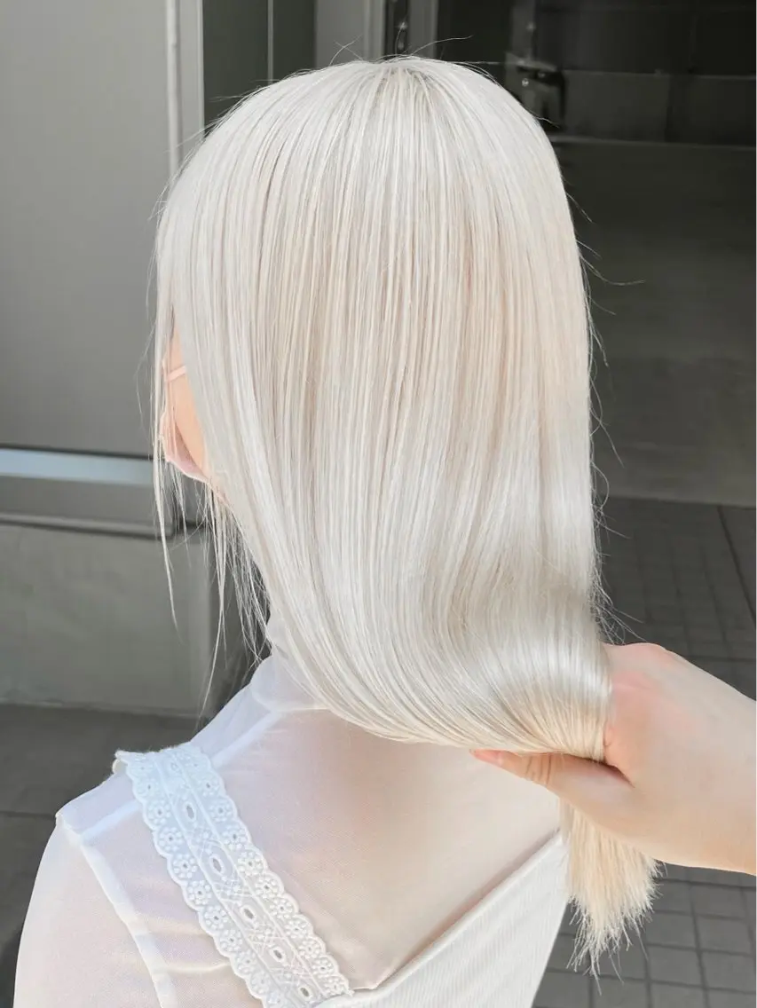 セミロング カラー イツク ⚡️ ルーツ/ハイトーンのヘアスタイル
