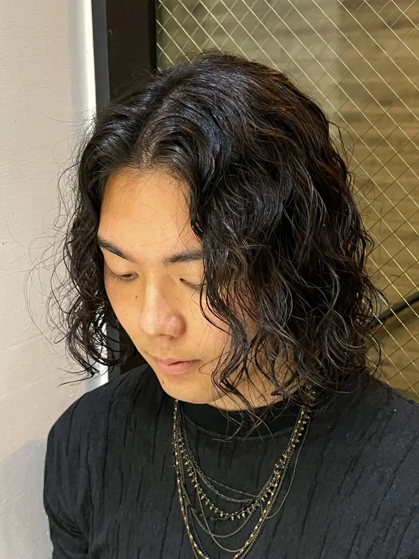 ミディアム パーマ メンズ ミディアムパーマ メンズパーマ カット パーマ トリートメント 🇺🇸サーフカール 🇺🇸ケンシロウのヘアスタイル