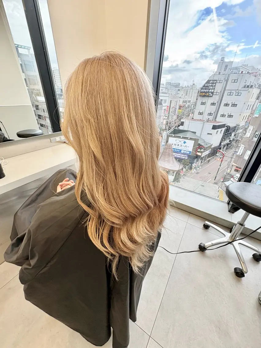 ロング カラー ブリーチ ヘアカラー 天野 利咲のヘアスタイル