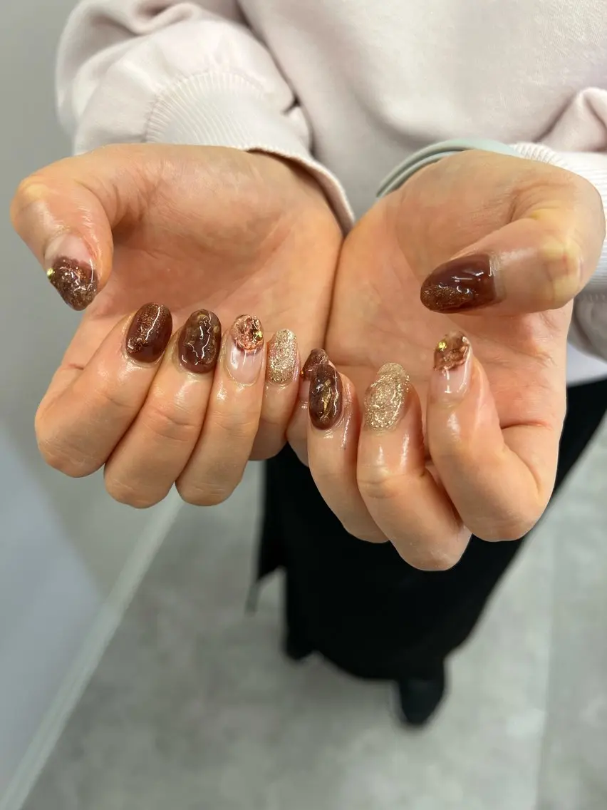 ネイル ブラウン ジェルネイル ゴールド 韓国ネイル マグネットネイル ハンドネイル ハンドケア Bana_ Nailのネイルデザイン