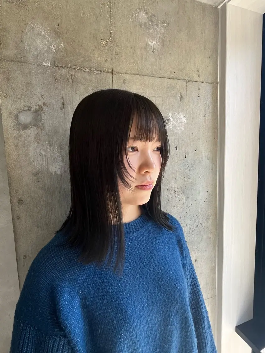 ミディアム カラー 顔まわりレイヤー レイヤーカット 外ハネヘア anon Loemのヘアスタイル