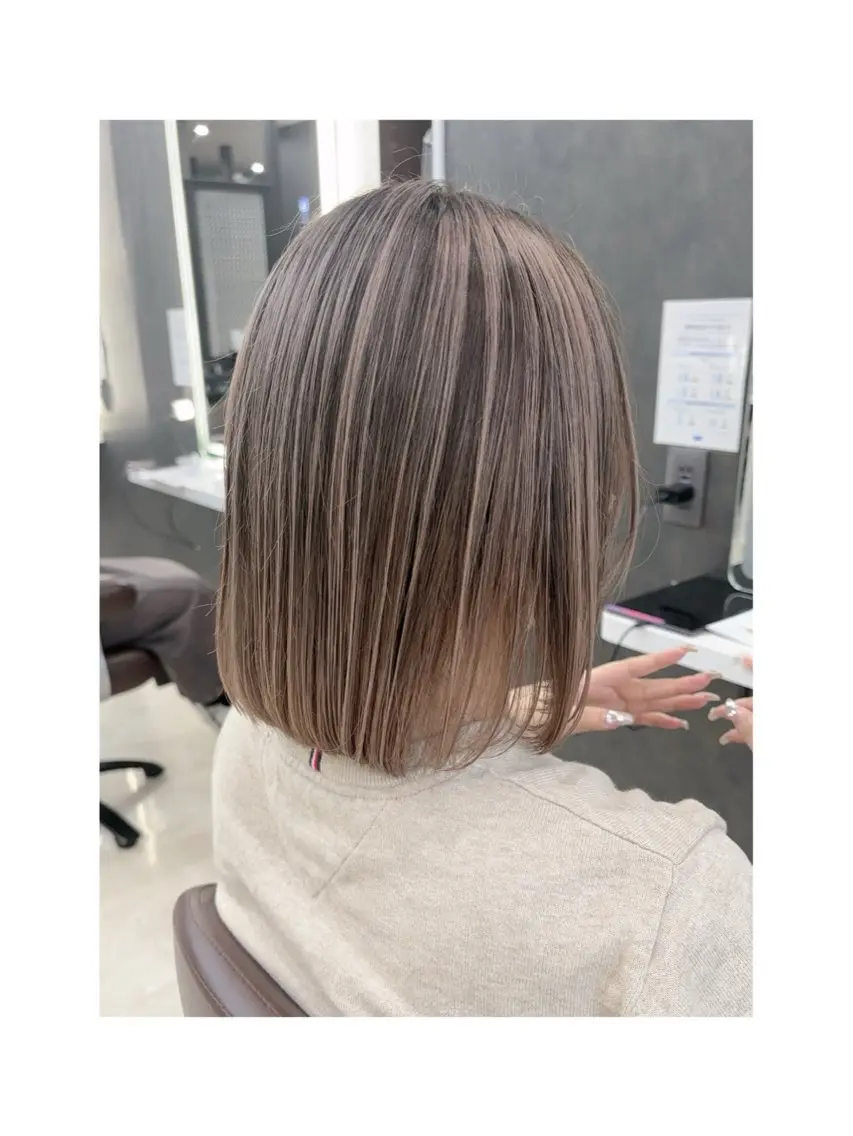 ミディアム レイヤーカット ヘアカラー 色落ちまで2度綺麗な ハイトーン🪞／ミクのヘアスタイル