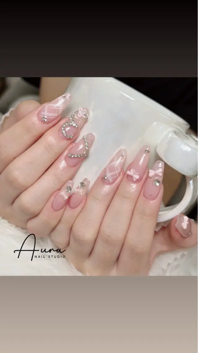 ネイル ガーリー キラキラネイル 韓国ネイル ピンク リボン ハンドネイル Aura Nail Studioのネイルデザイン