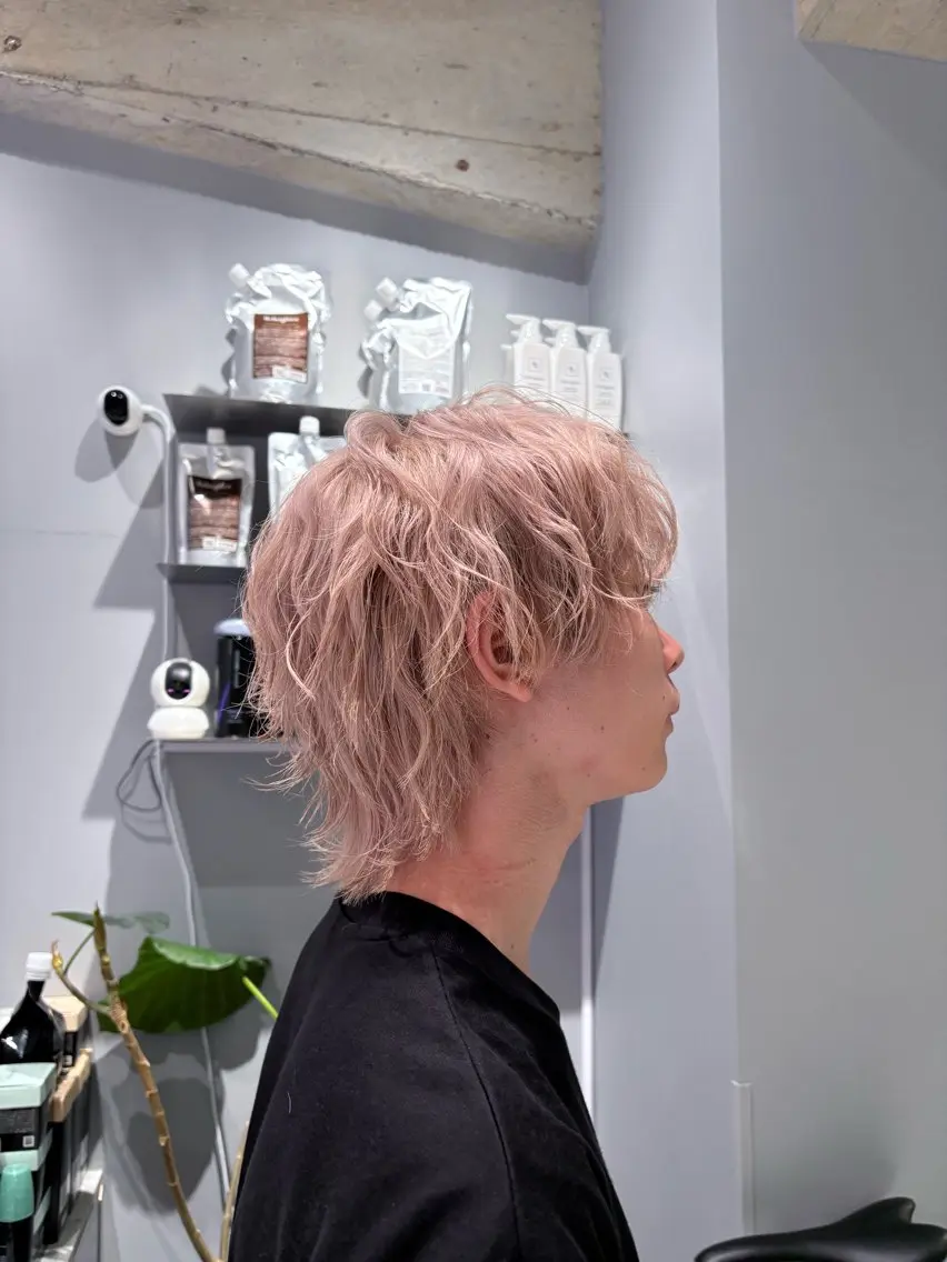 ミディアム カラー メンズ ベージュカラー ホワイトベージュ カット ヘアカラー トリートメント NANA🦖 ハイトーンデザインのヘアスタイル