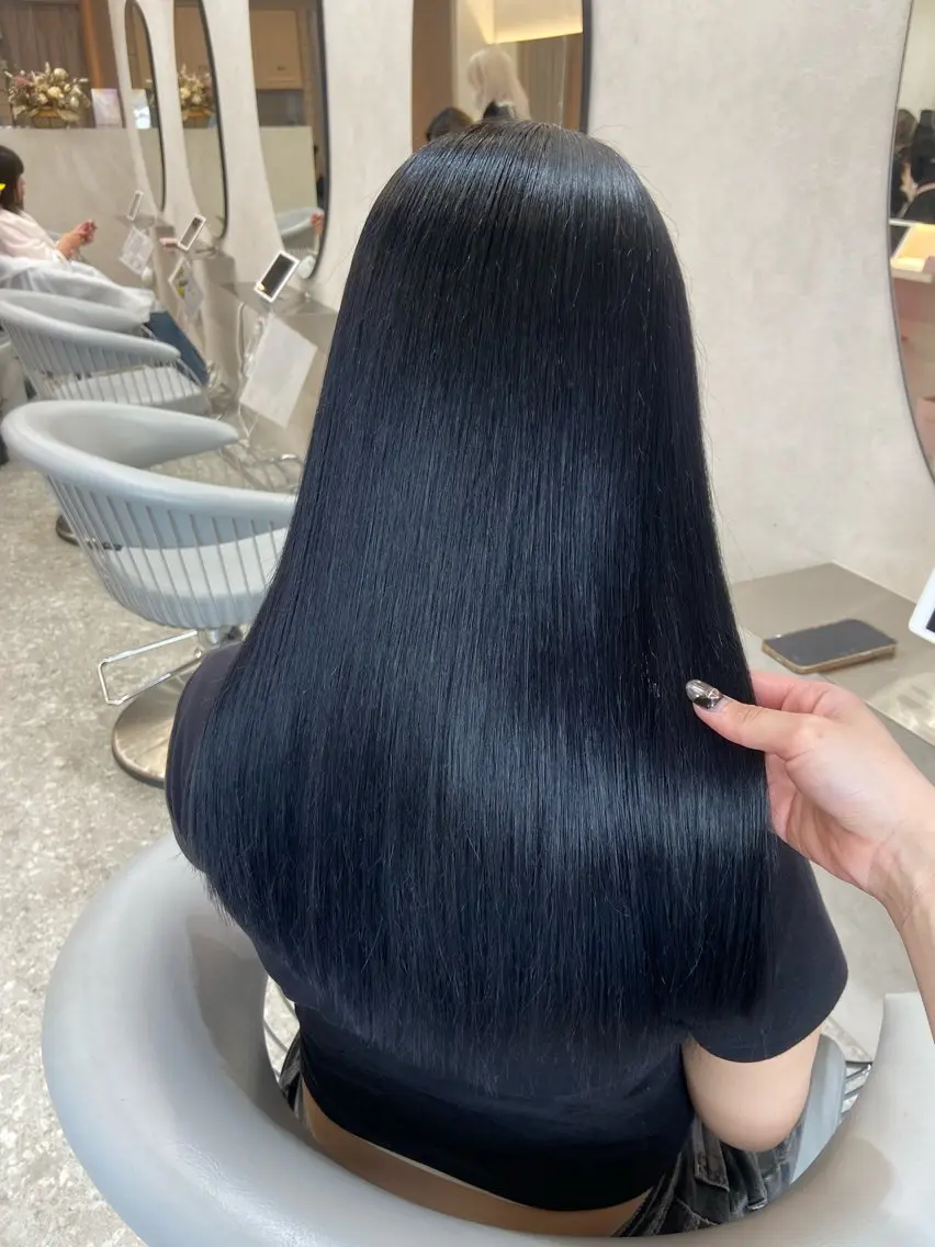 ロング カラー 黒髪 ブルーカラー ブルーブラック ネイビーカラー 髪質改善 ヘアカラー トリートメント 新宿/韓国ヘア 中明度カラー/かやのヘアスタイル