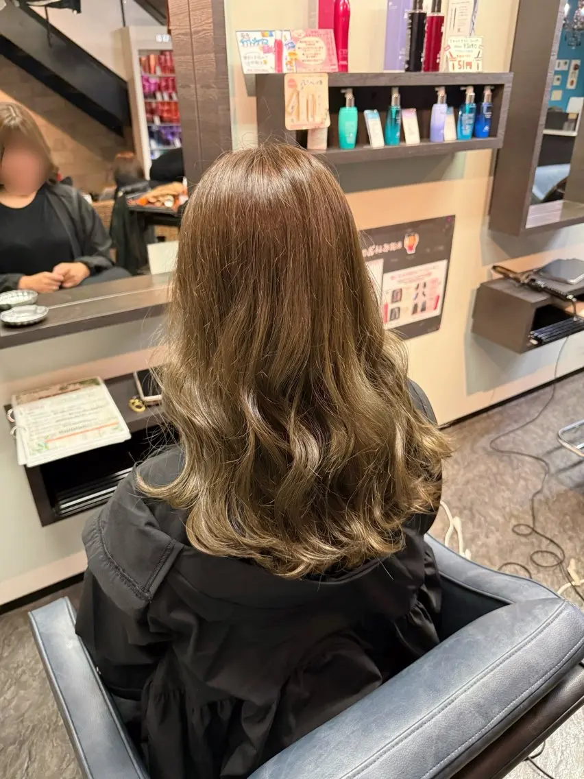 セミロング ヘアカラー 奴賀 詩のヘアスタイル