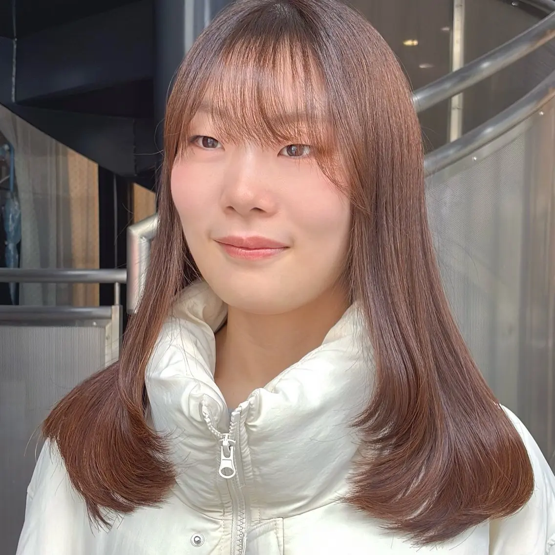 ミディアム レイヤーカット カット ヘアカラー calna 古賀 菜摘のヘアスタイル