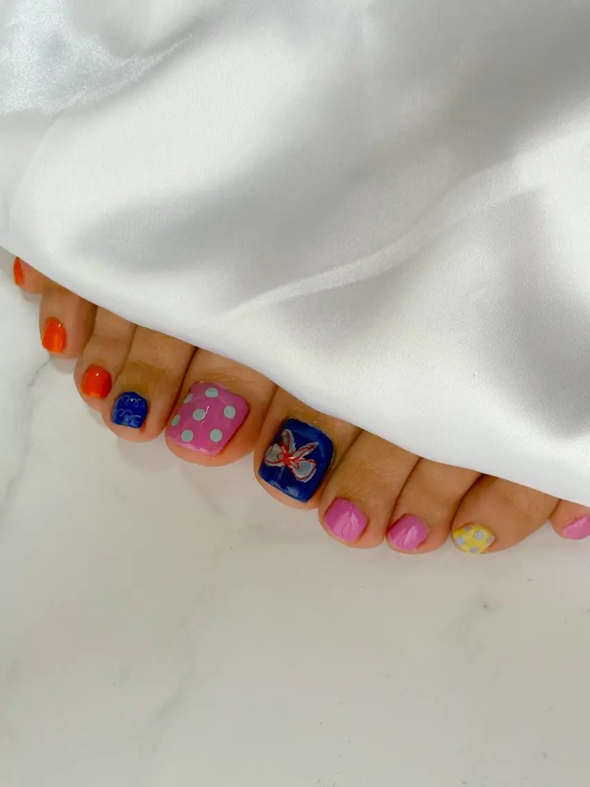 ネイル ブルー ドット フットネイル オレンジ ピンク フットネイル nail salon minthのネイルデザイン