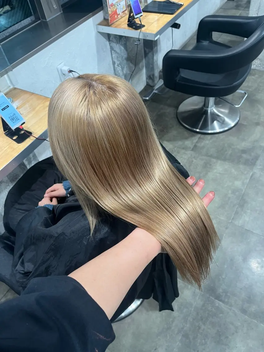 ロング カラー ヘアカラー トリートメント ハイトーンカラー 🦄レイヤーカットのヘアスタイル