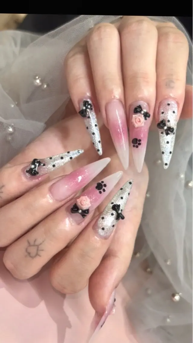 ネイル チークネイル ドット ガーリー ラメ(グリッター) ロングネイル ハンドネイル Y. 🍒maki🍒ྀིのネイルデザイン
