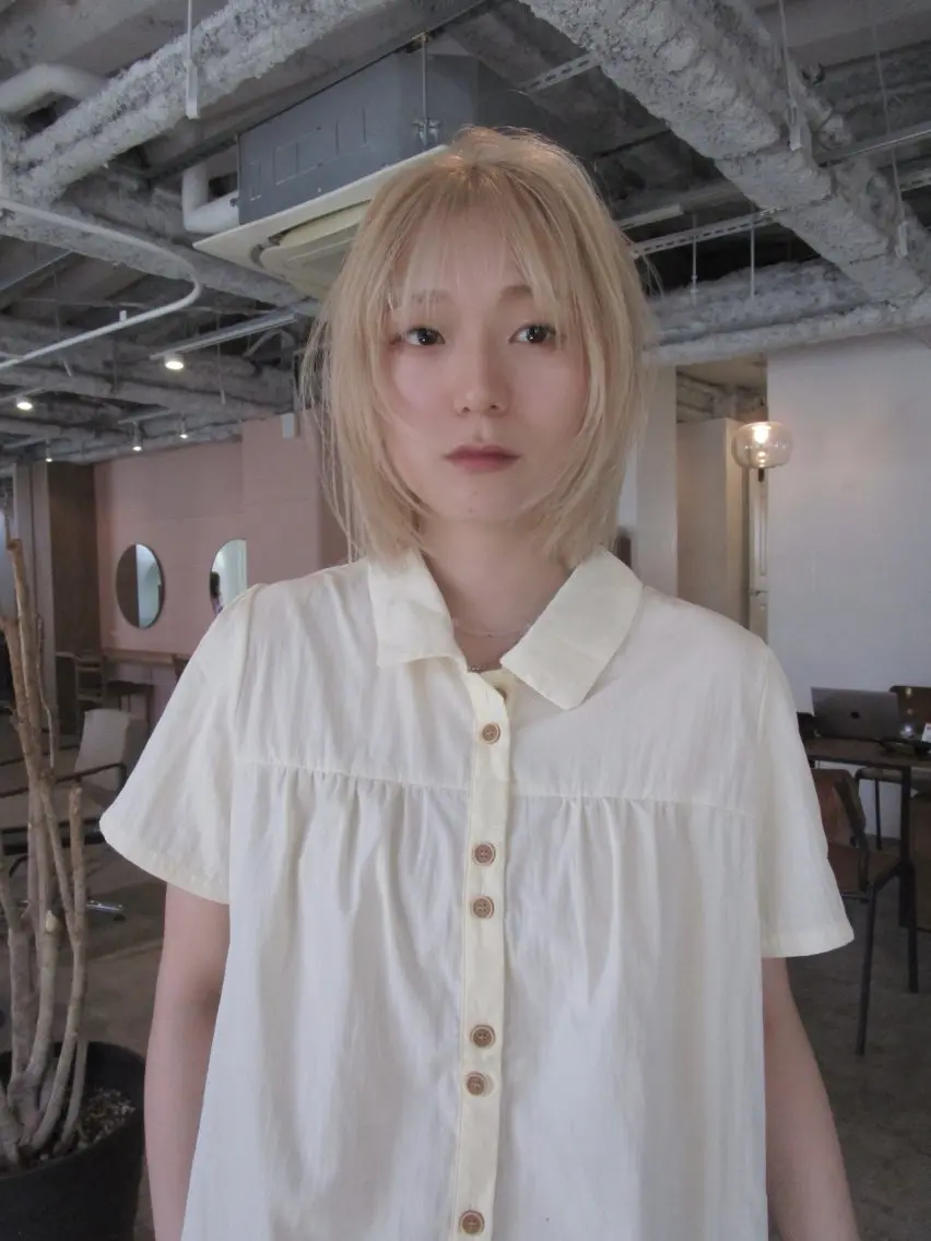 ミディアム カラー ブロンド ホワイトブロンド ボブ 顔周りカット レイヤーカット カット ヘアカラー yu maのヘアスタイル
