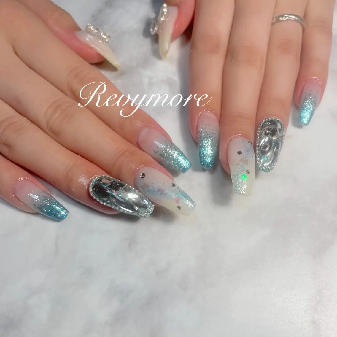 ネイル ブルー ジェルネイル 水色 ロングネイル ニュアンスネイル nail salon Revymoreのネイルデザイン