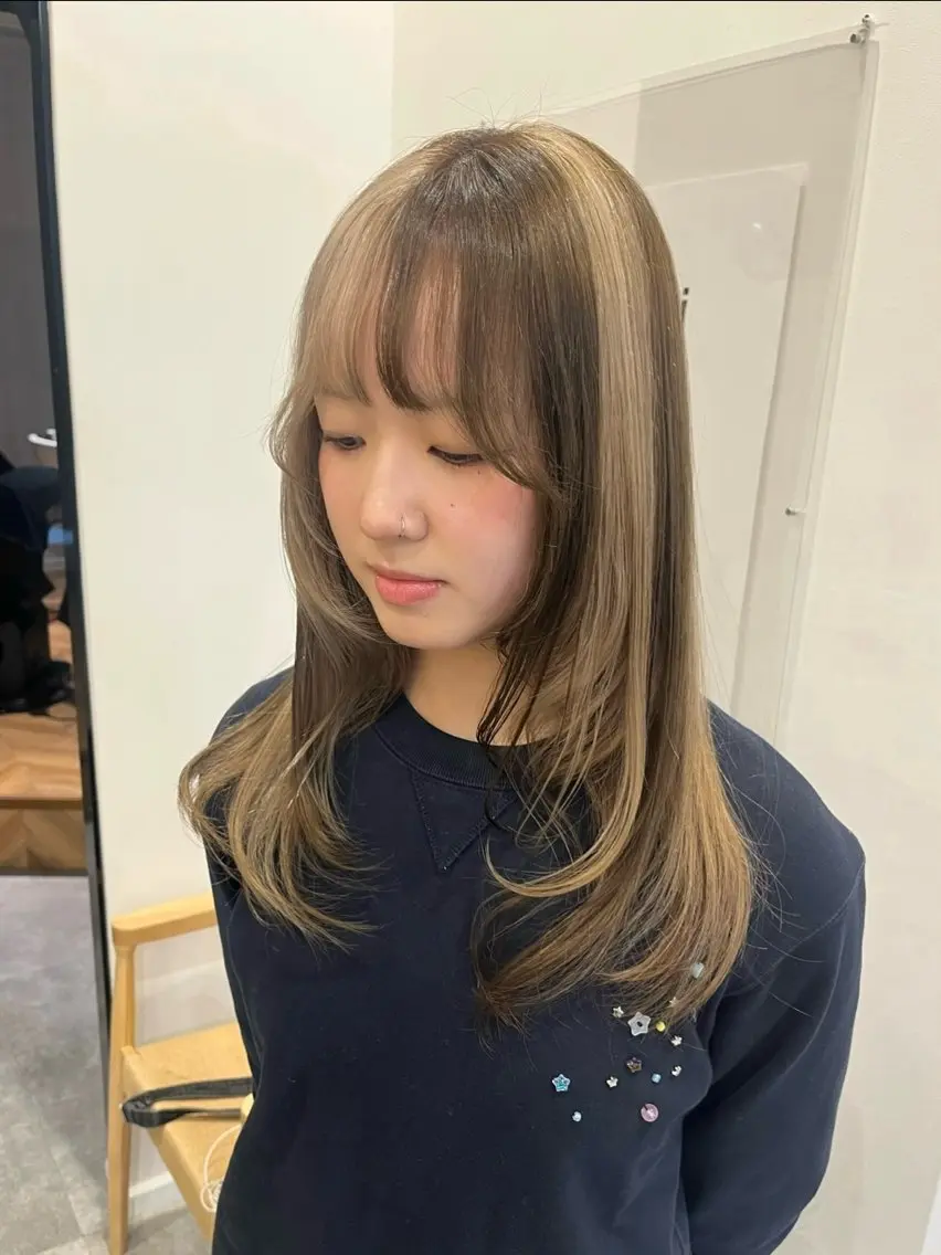 セミロング カラー ヘアカラー トリートメント AMI🎀韓国ヘア 透明感カラーのヘアスタイル