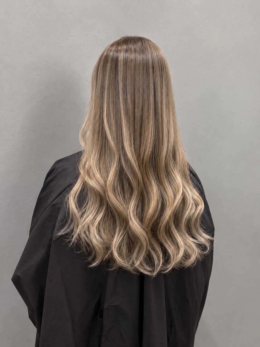 ロング レイヤーカット 🤍HIKARI🤍 ハイライトのヘアスタイル