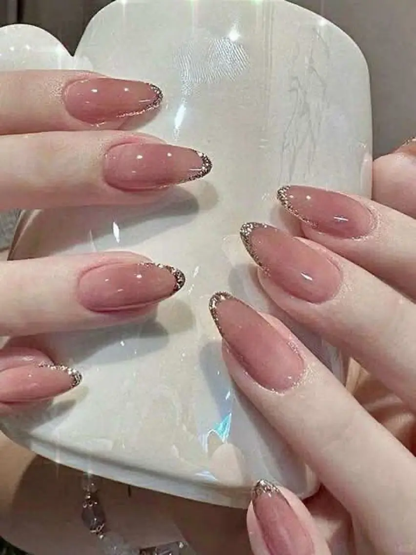 ハンドネイル、ラメ、透明なネイルですの写真