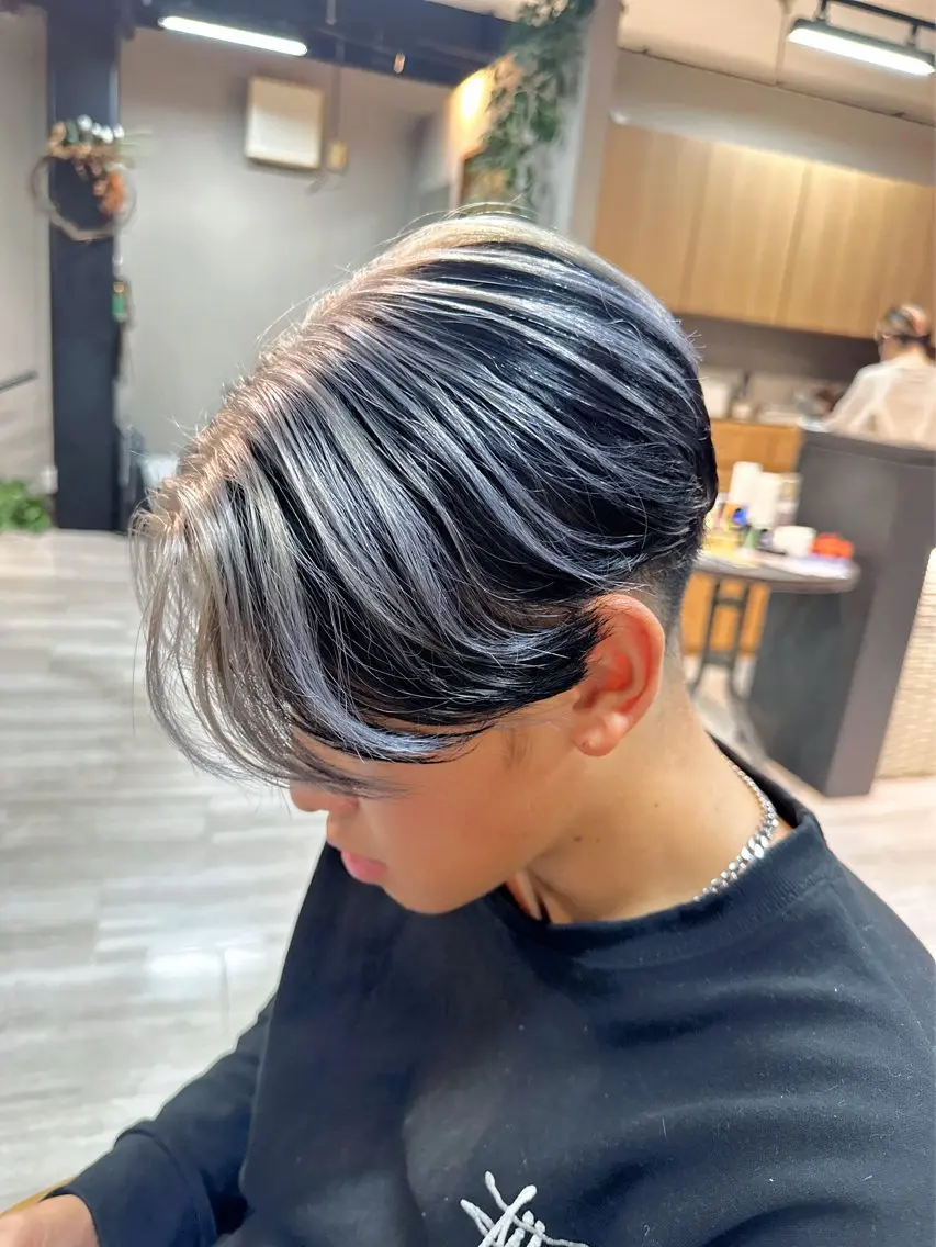 カラー メンズ メンズメッシュ メッシュ シルバー arika オケシ　リョウダイのヘアスタイル