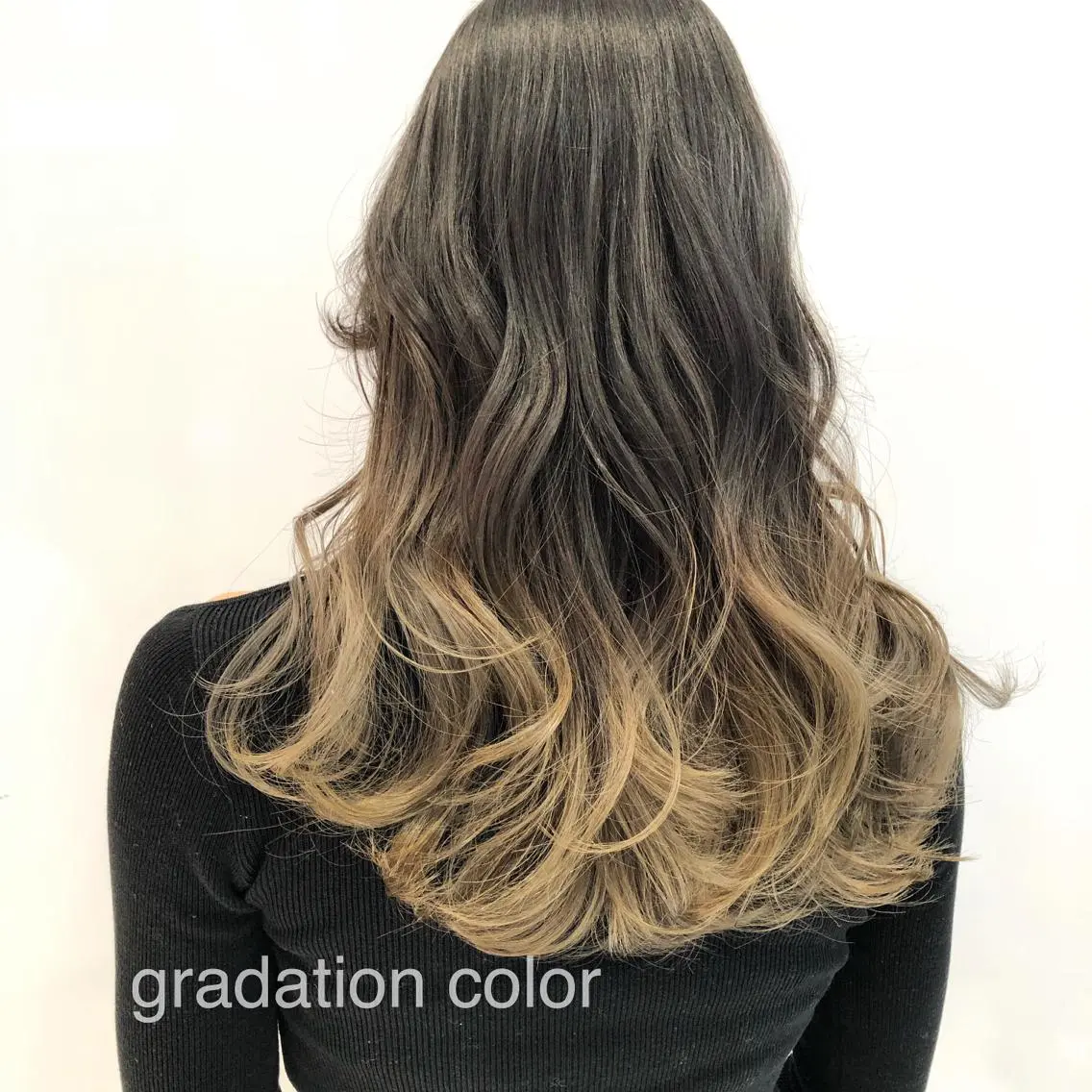ロング カラー ブリーチ グラデーションカラー ヘアカラー 相川 愛実のヘアスタイル