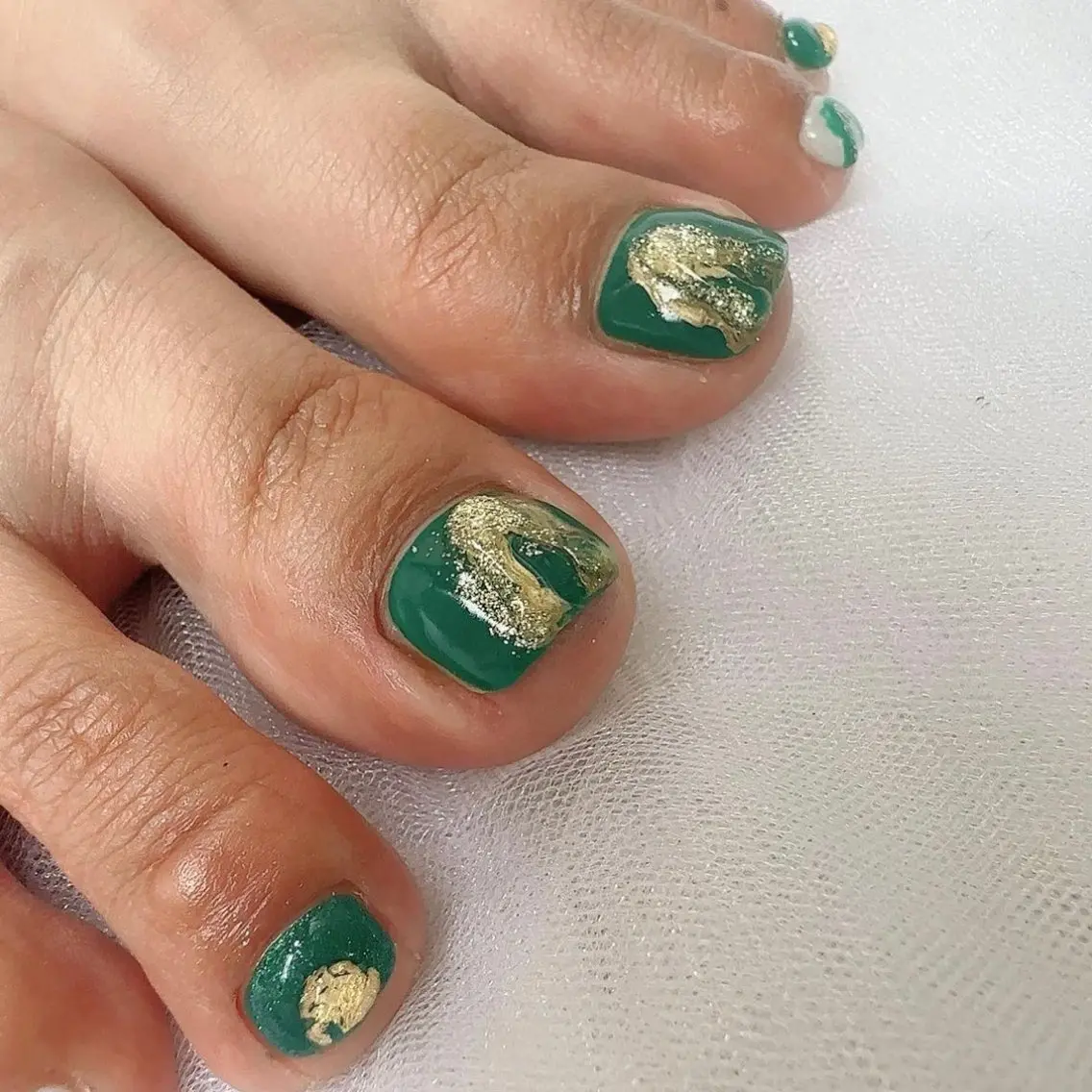 ネイル クリアネイル フットネイル ゴールド グリーン 氷ネイル・うるうるネイル 🪞KAPE NAIL 🪞のネイルデザイン