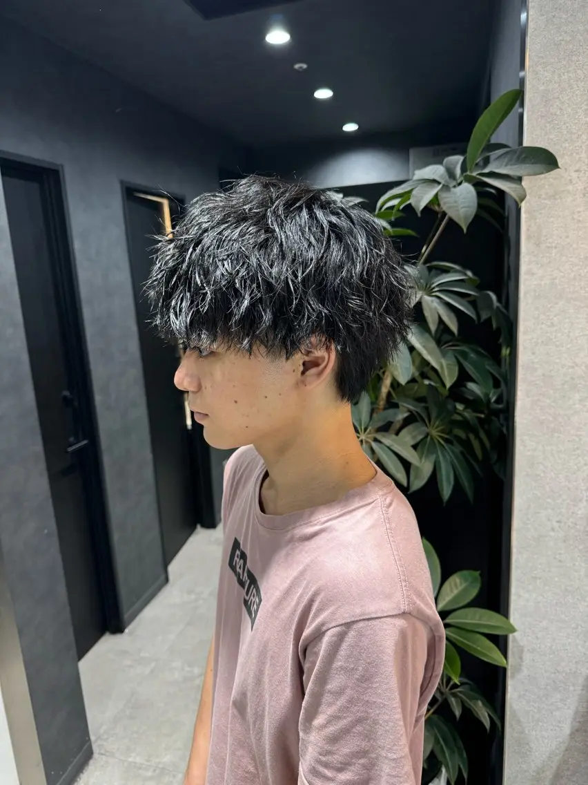 ショート カラー パーマ ヘアアレンジ メンズ センターパート マッシュ メンズパーマ スペインカール スパイキーショート スパイキー/フェザー /波巻き/かいとのヘアスタイル