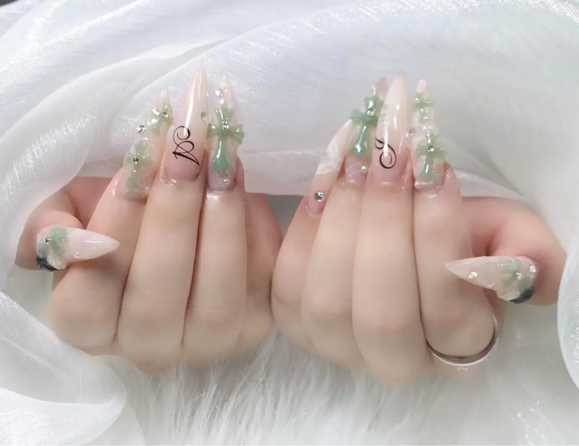 ネイル フラワーネイル フレンチネイル ガーリー キラキラネイル 韓国ネイル ねね🎀 Melia nailのネイルデザイン