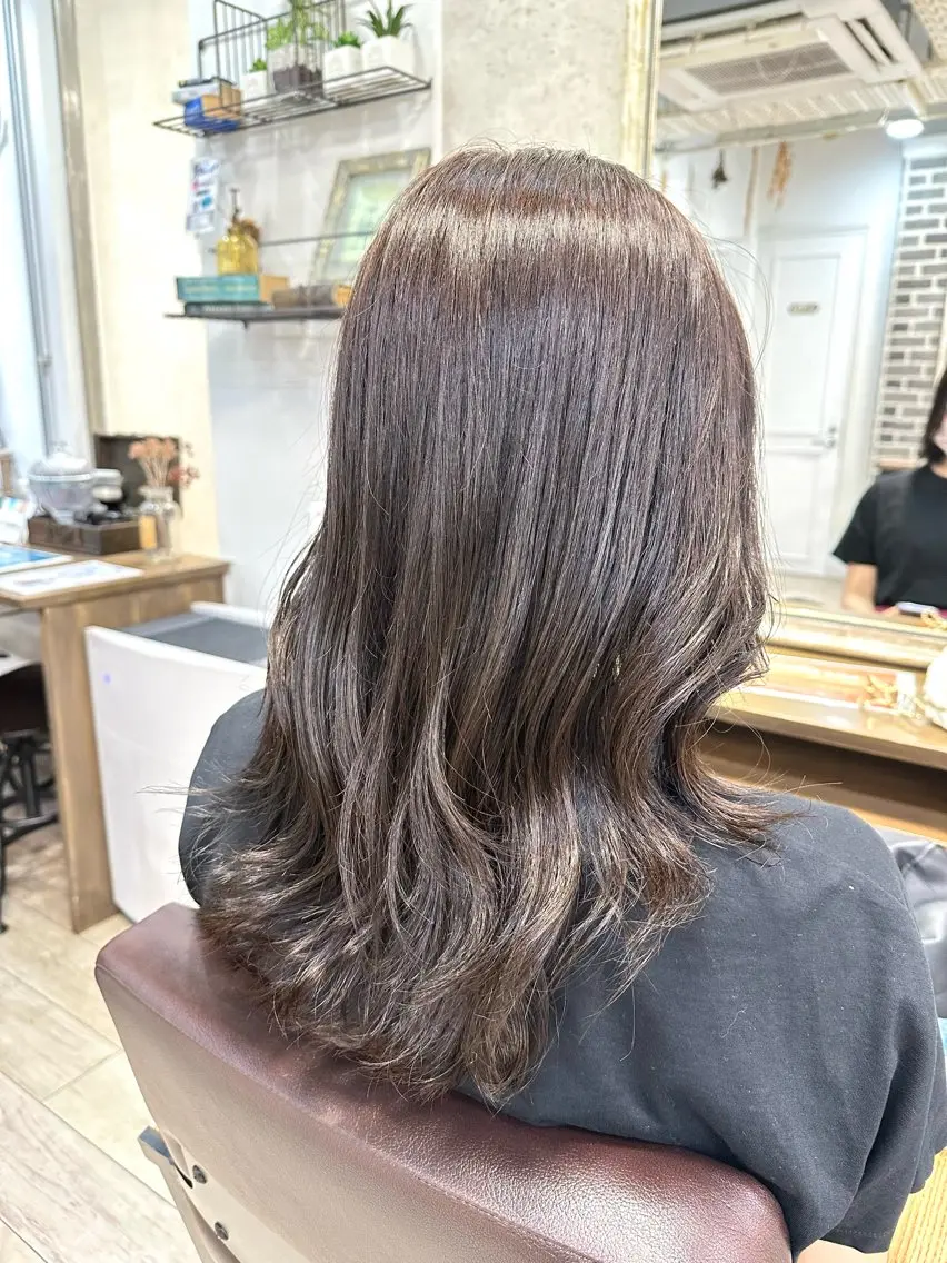ロング カラー 西出 茉燦のヘアスタイル