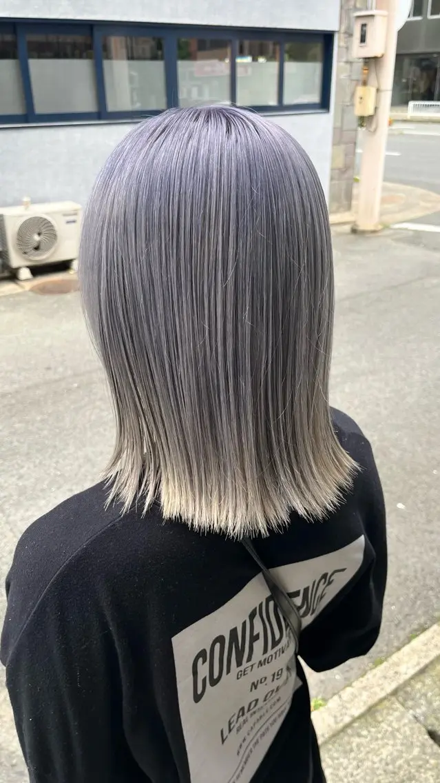 ミディアム カラー シルバー 安藤 誠斗のヘアスタイル