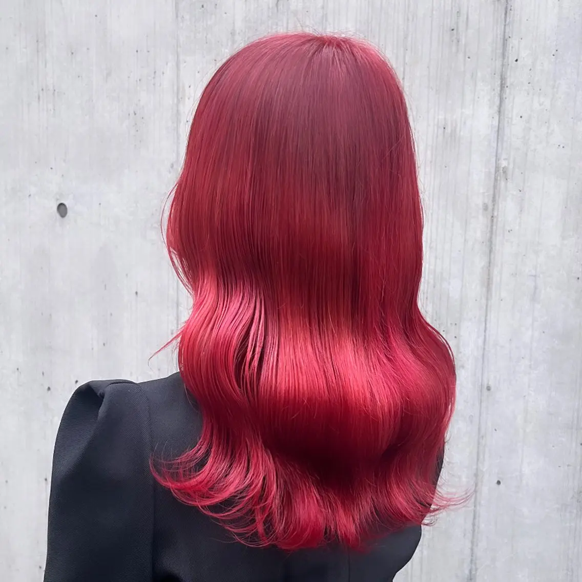 セミロング カラー ブリーチ ボルドーカラー ハイトーンカラー レッドカラー カット ヘアカラー トリートメント ヘッドスパ ヘアセット カジュアルを女っぽく 𝗮𝘆𝗮𝗰𝗼のヘアスタイル