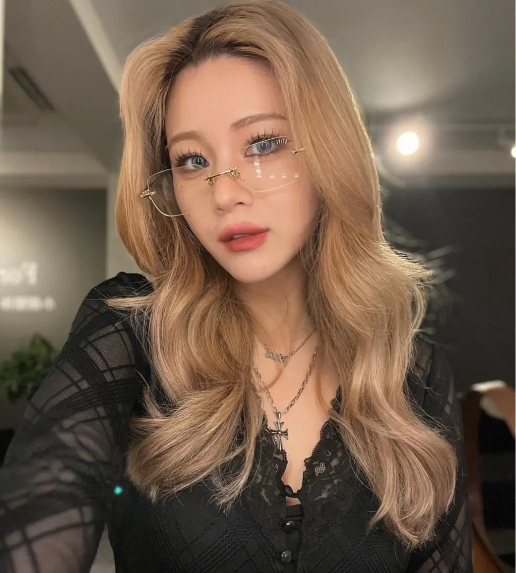 ロング ヘアカラー 韓国ヘア×ハイトーン AYA💫のヘアスタイル
