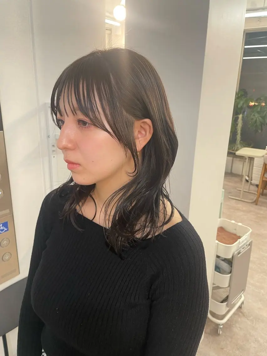 セミロング 顔まわりレイヤー 透明感カラー🩵🩵のヘアスタイル