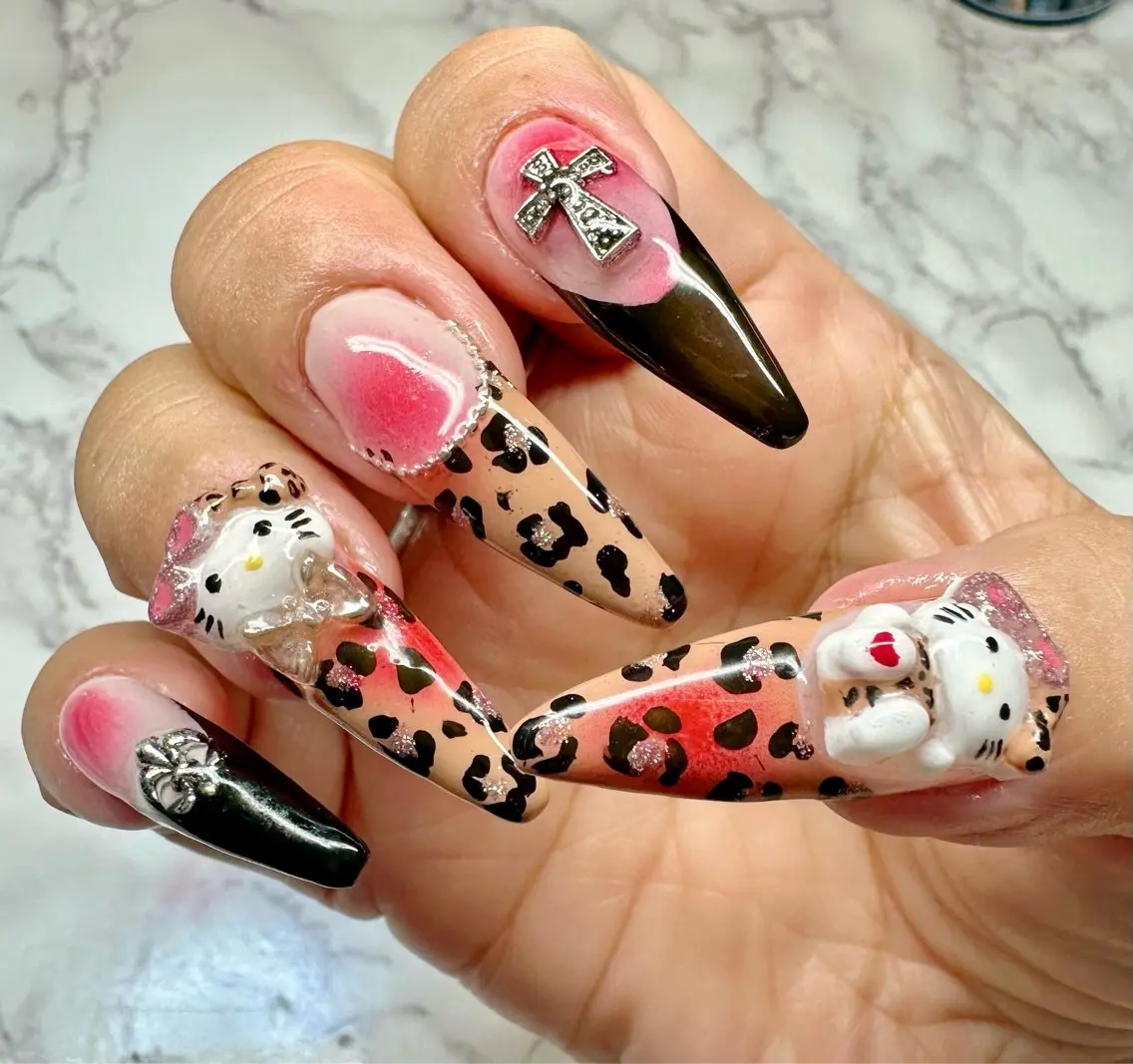 ネイル アニマル柄 チークネイル フレンチネイル ハロウィン キラキラネイル Mai’s nailのネイルデザイン
