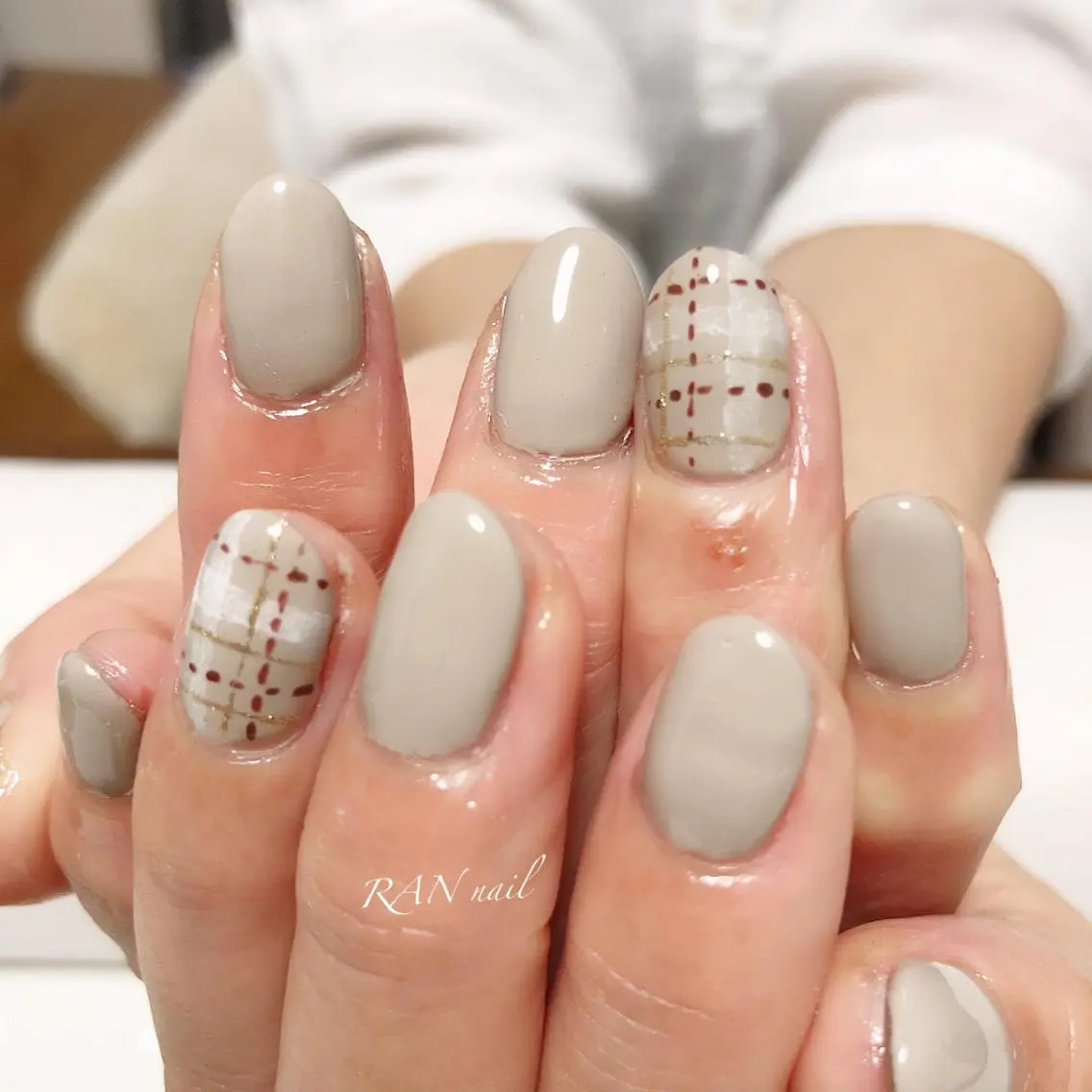 ネイル ブラウン フットネイル オフィスネイル シンプルネイル ホワイト ハンドネイル フットネイル RAN nailのネイルデザイン
