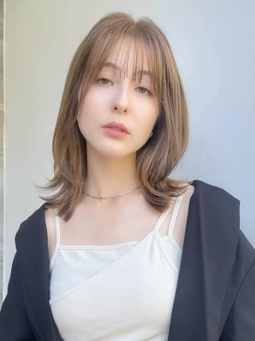 ミディアム ミディアムレイヤー レイヤーカット シースルーバング カット ヘアカラー トリートメント ボブ/デザインカラー /表参道/新井美有紀のヘアスタイル