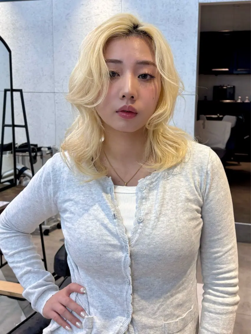 セミロング ヘアカラー ハイトーン/レイヤー nail 百咲💌のヘアスタイル