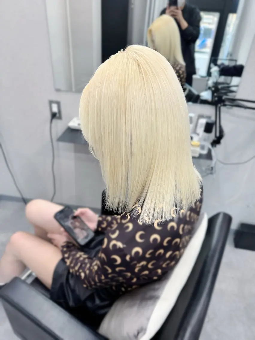 セミロング カラー ブリーチ 抜きっぱなしブロンド ヘアカラー Okayu .のヘアスタイル