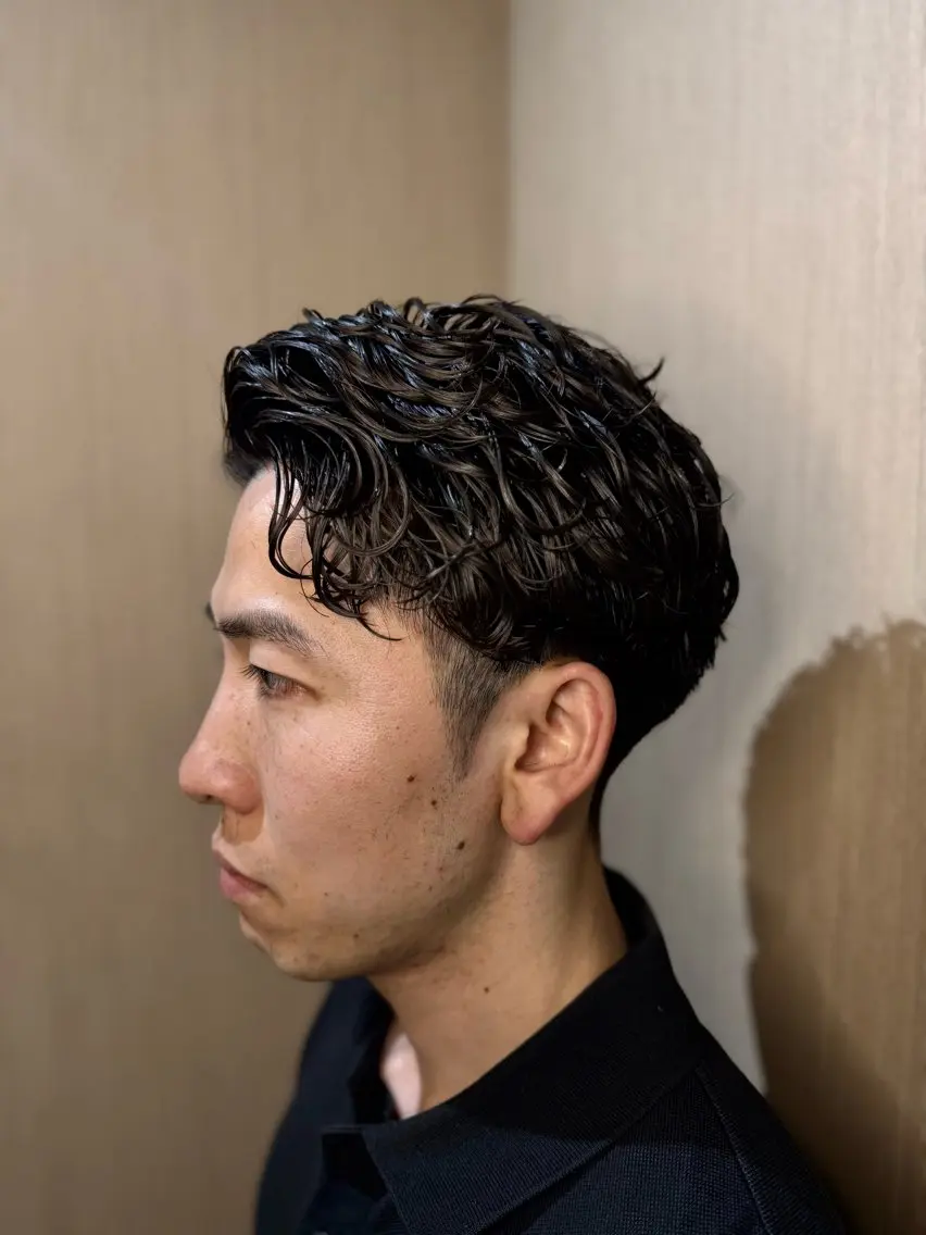 ショート パーマ メンズ メンズパーマ ツーブロック カット パーマ トリートメント 吉岡 三四朗のヘアスタイル