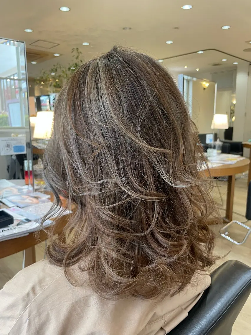 ミディアム カラー ベージュカラー ハイライトカラー シルバー シルバーベージュ ハイライト 小酒井 智洋のヘアスタイル