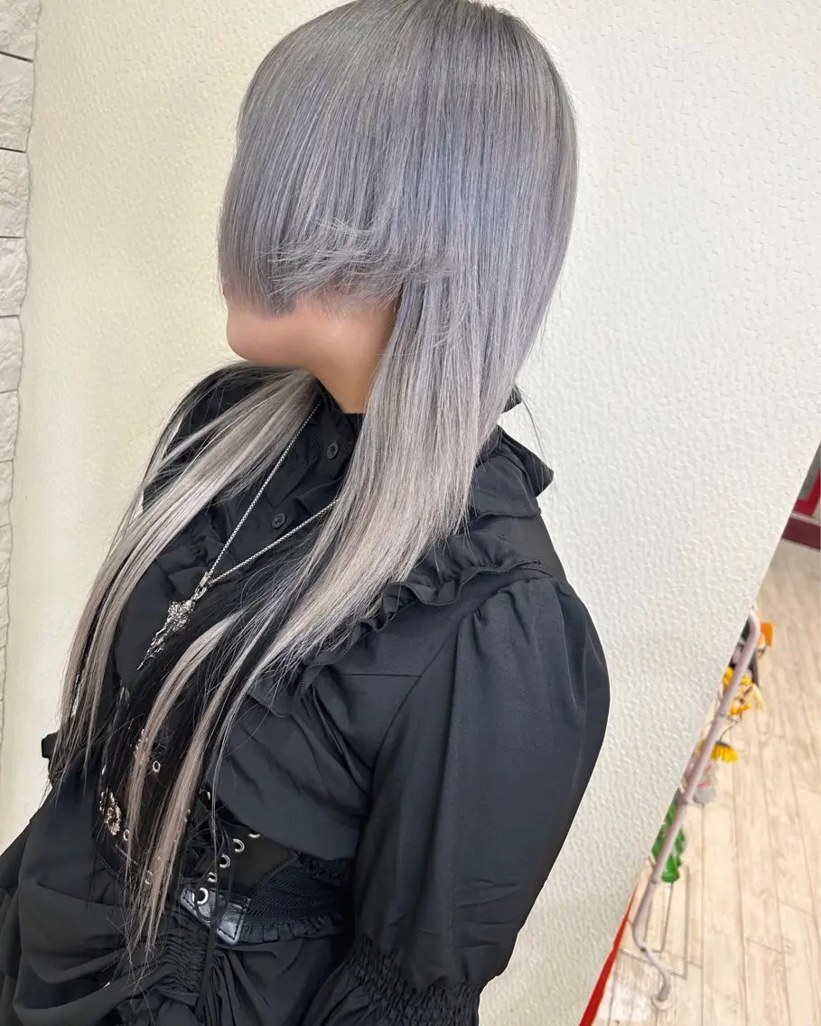ミディアム カラー ヘアアレンジ シルバー ホワイトシルバー エクステ ウルフカット カット ヘアカラー 今村公介 ブリーチ特化、派手髪のヘアスタイル