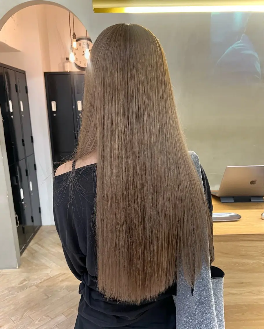 ロング お団子ヘア アッシュ ミストバング 韓国風ヘア レイヤーカット ヘアカラー 似合わせレイヤー ＆縮毛矯正のヘアスタイル
