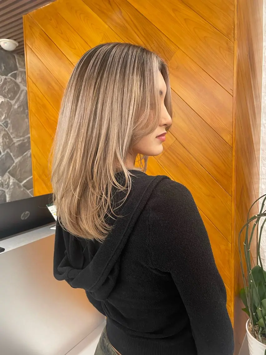 セミロング レイヤーカット ヘアカラー 🦋MAHO🦋 デザインカラーのヘアスタイル