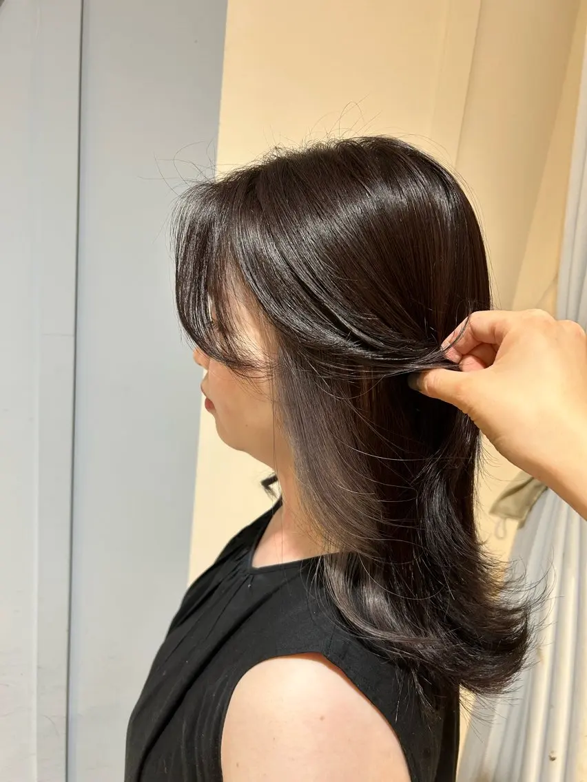 ミディアム カラー シルバー 大川 夏実のヘアスタイル