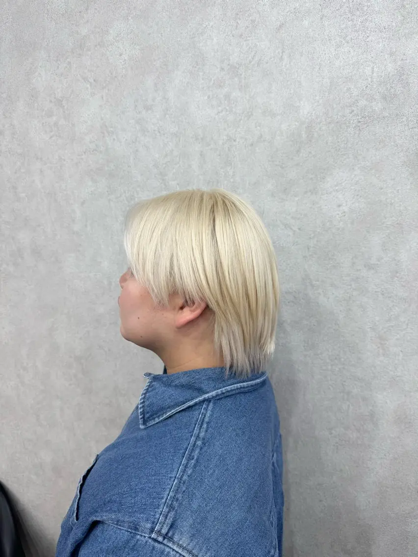 カラー ブリーチ ブロンド ホワイトブロンド 小川 新大のヘアスタイル